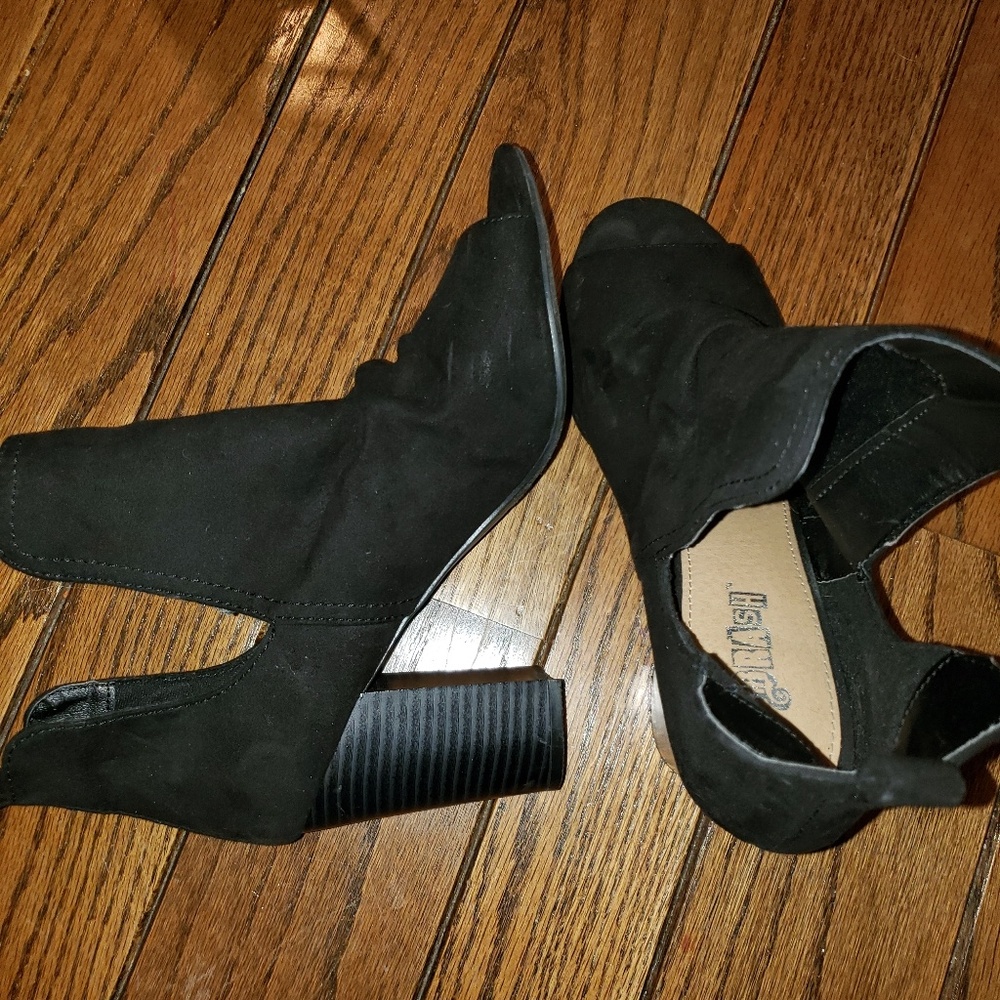 Open sides black booties